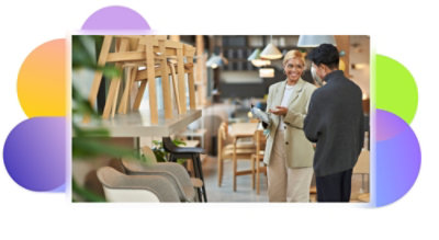 Un venditore di mobili parla con un cliente in uno showroom.