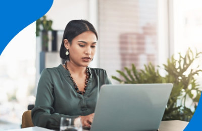 Ένα άτομο χρησιμοποιεί φορητό υπολογιστή