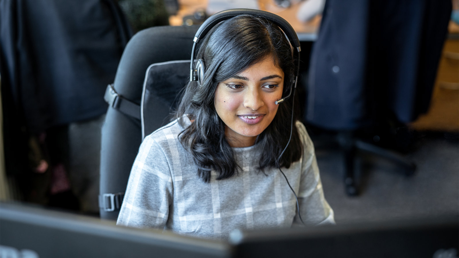  A Microsoft product expert talks to a customer while wearing a headset.