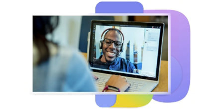 Una portátil muestra una videollamada y un chat de Teams.