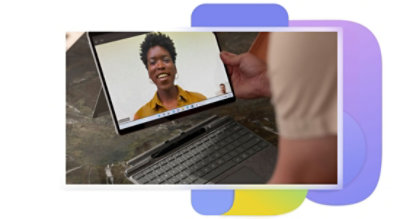 Una tableta muestra a dos personas en una videollamada en Teams.