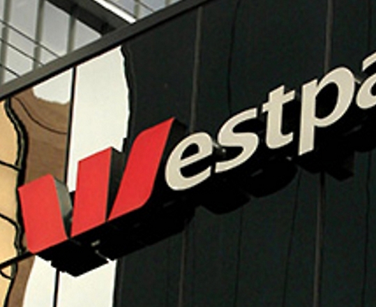 Close-up van een Westpac-logo op een gebouw