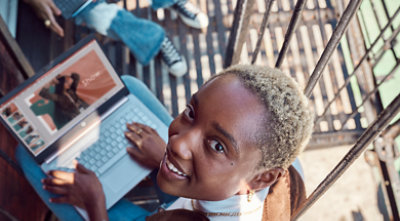 Een persoon die aan een bureau werkt en Microsoft 365 gebruikt.