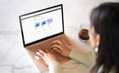 En person som skriver på en bærbar datamaskin som viser Windows 365.