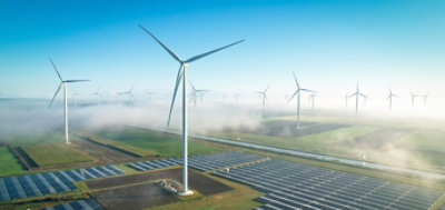 Solpaneler og vindmøller, der genererer vedvarende energi.
