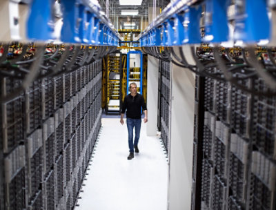 一个人走进服务器机房的画面。