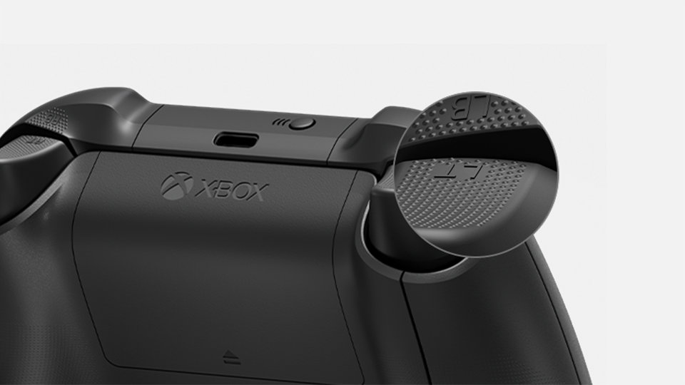 Parte posterior del Mando inalámbrico Xbox + Adaptador inalámbrico para Windows 10 con un primer plano de los gatillos con relieve