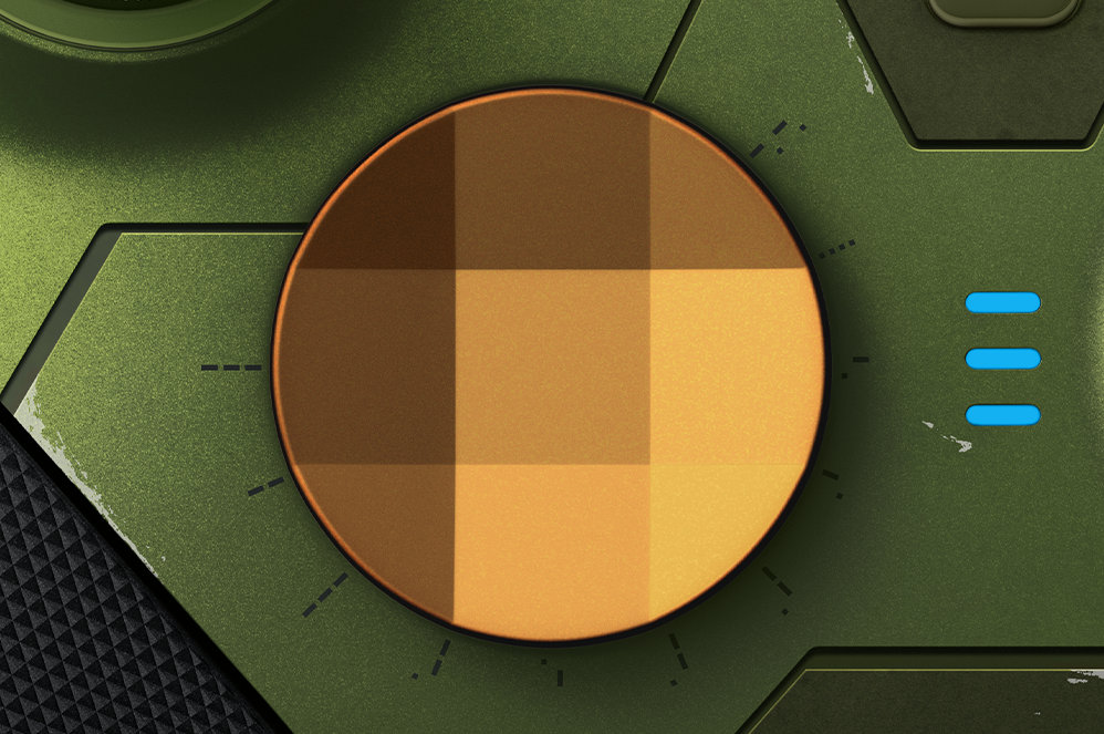 Arrière de la manette sans fil Xbox Elite Series 2 – Édition limitée Halo Infinite avec un gros plan des gâchettes à la surface texturée