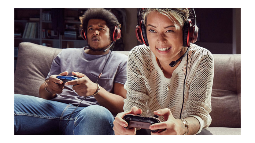 Deux personnes jouent à un jeu Xbox ensemble.