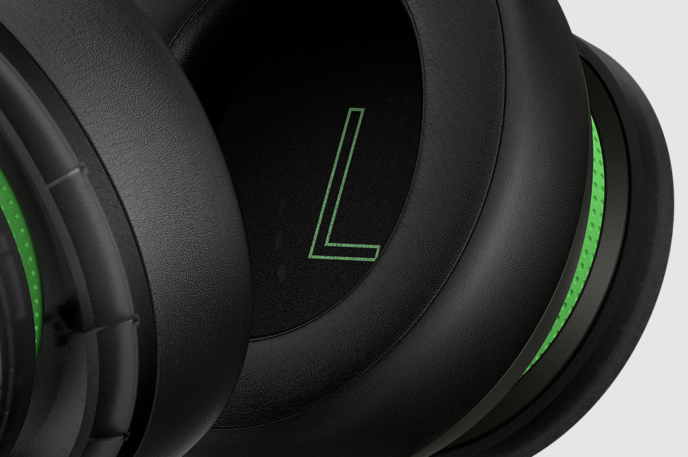 Gros plan de l’écouteur gauche du casque stéréo Xbox – Édition spéciale 20ème anniversaire