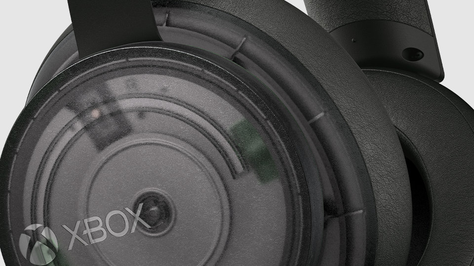 Zbliżenie z boku stereofonicznego zestawu słuchawkowego do konsoli Xbox w specjalnej wersji z okazji 20-lecia