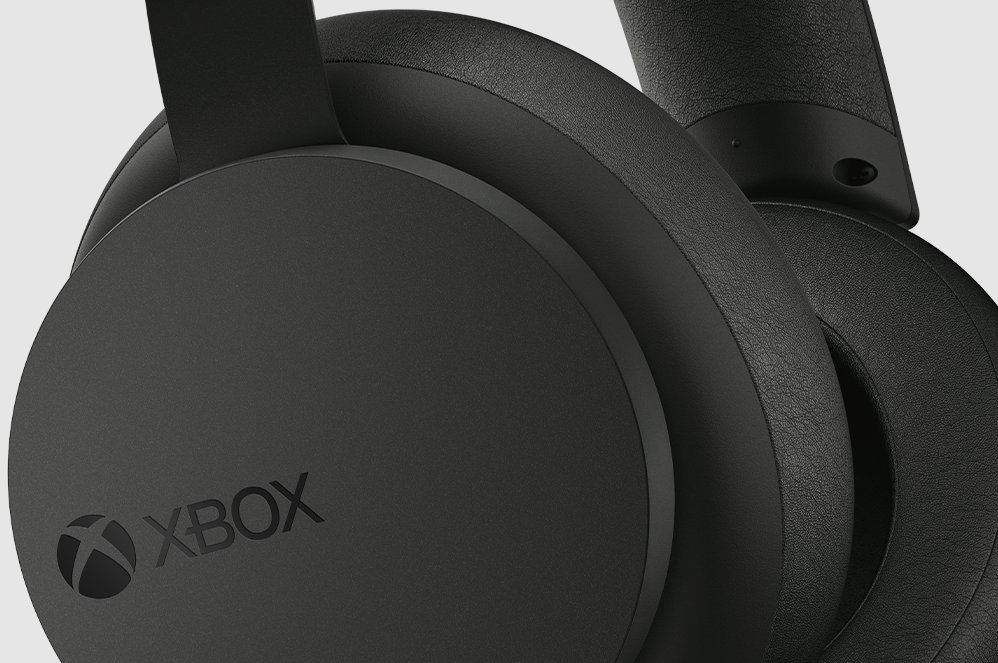 Närbild på det högra öronskyddet och volymvredet på Xbox stereoheadset