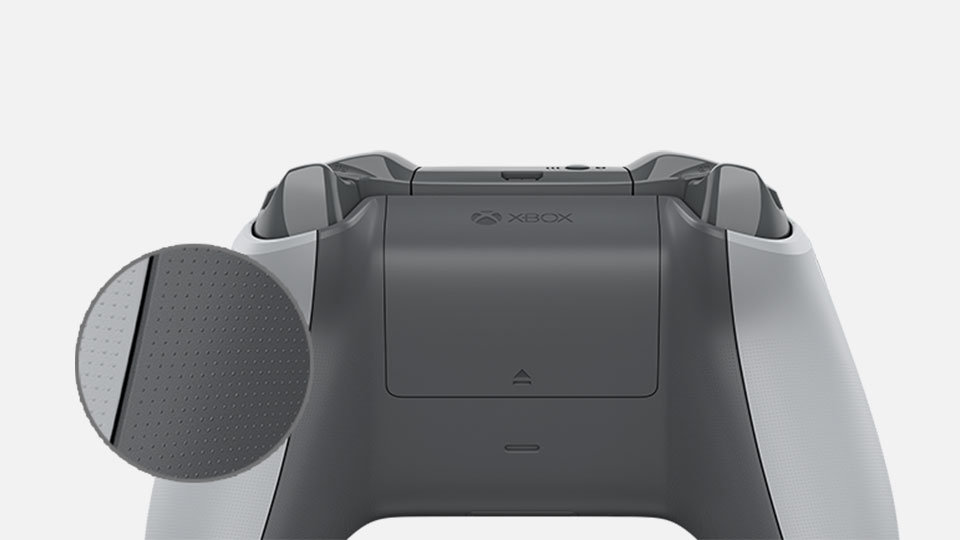 Primo piano dell'impugnatura antiscivolo sul retro del controller Wireless per Xbox.