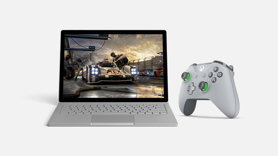 Comando Sem Fios Xbox – Cinzento/Verde ao lado de um portátil Windows