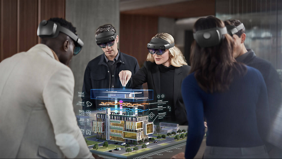 Fünf Personen mit HoloLens-Headsets betrachten ein 3D-Rendering eines Gebäudes.