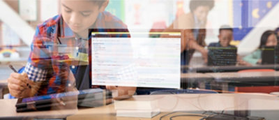 一群孩子在看电脑屏幕。