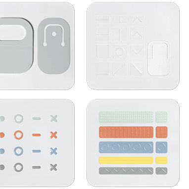 Microsoftin mukautuvan sarjan osat, kuten johtojen merkit, näppäinten merkit ja kannen avaaja, ovat kuvassa.