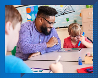 Um homem e um menino olhando para um notebook.