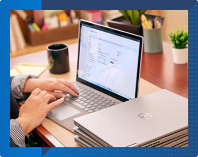 Une personne utilisant un ordinateur