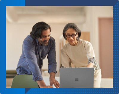 Deux personnes regardant un ordinateur
