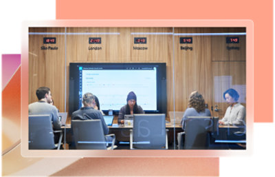 A group of people sitting at a table with the text Landan visible.