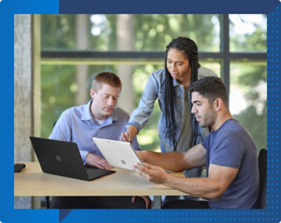 Groupe de personnes regardant un ordinateur