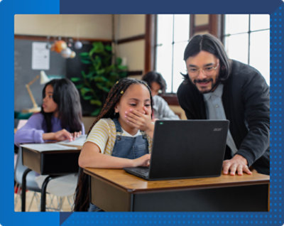 Um homem e uma menina olhando para um notebook.