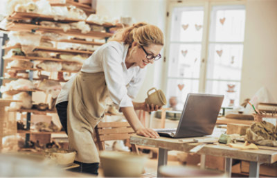 책상에서 노트북으로 일하고 있는 한 여성