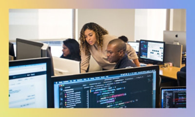 En mand og en kvinde, der kigger på en computer.