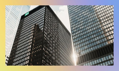 Une image avec trois bâtiments.