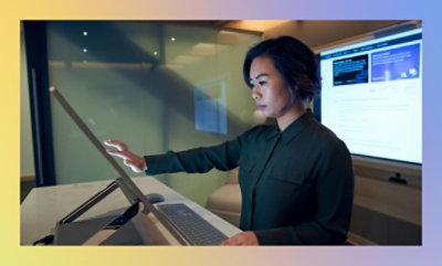 En kvinde, der bruger en touchskærm.