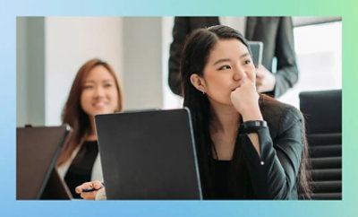 あごに手をあてている人