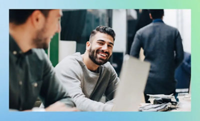 コンピューターに向かって微笑んでいる人