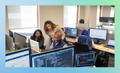 コンピューターで作業している人々のグループ