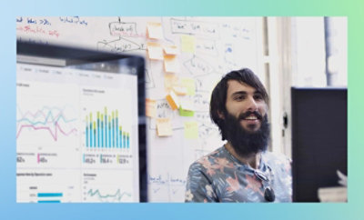 ひげのある人物が微笑んでいる