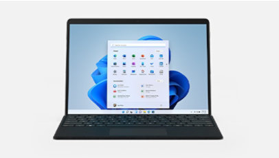 Windows 11 が表示されている Surface Pro 8 の正面。