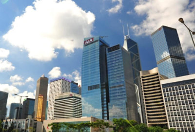 Die Skyline einer Stadt mit einem AIA-Gebäude