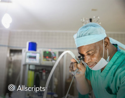 一个医生正在查看仪器