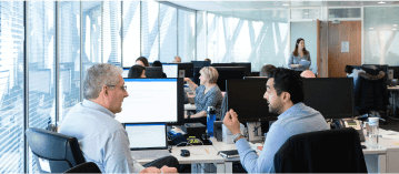 Menschen unterhalten sich in einem Büro