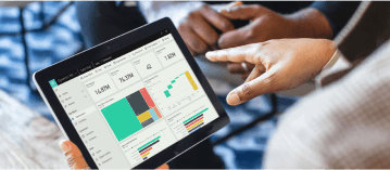 Ein Tablet, auf dem Daten in Azure angezeigt werden