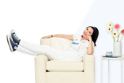 一位女士微笑着坐在沙发上