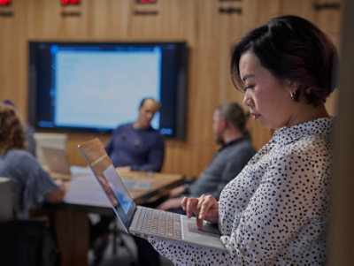 ノート PC を使用して会議に出席している人。