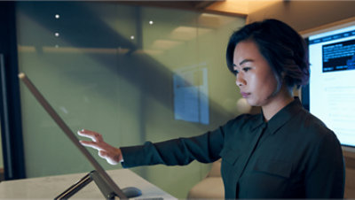 En person, der bruger en enhed med berøringsskærm