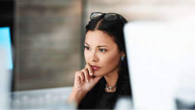 En person, der arbejder på en computer.