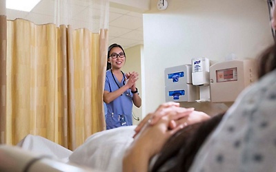 En läkare som går in för att se en patient