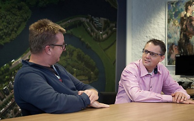 Dwie osoby rozmawiające przy stole