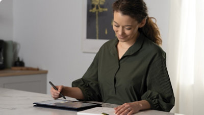 Una persona usando un portátil