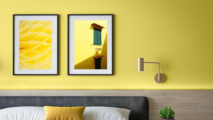 黄色い壁と黄色い絵画を飾った寝室