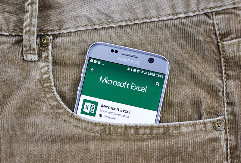 ポケットに入れられた Excel モバイル アプリが表示されたスマートフォン