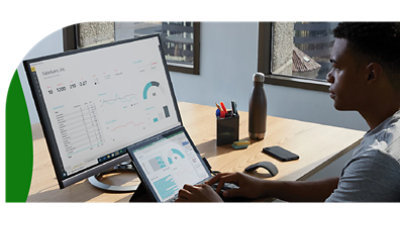 使用連接到桌上型螢幕的平板電腦的人，螢幕上顯示 Microsoft Priva 中的報告。